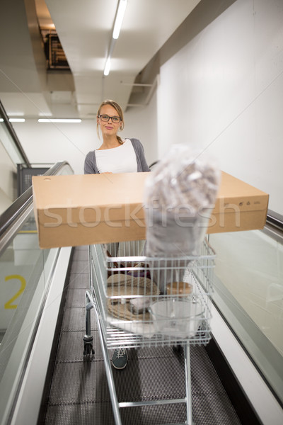 [[stock_photo]]: Joli · jeune · femme · meubles · appartement