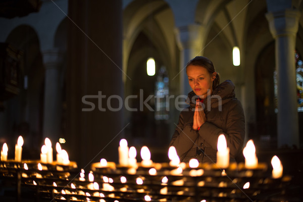 Jeune femme prière église femme fille bougie Photo stock © lightpoet