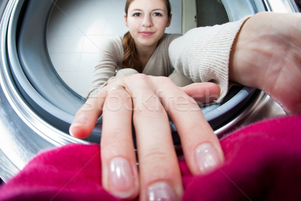 Trabalhos domésticos mulher jovem lavanderia raso cor Foto stock © lightpoet