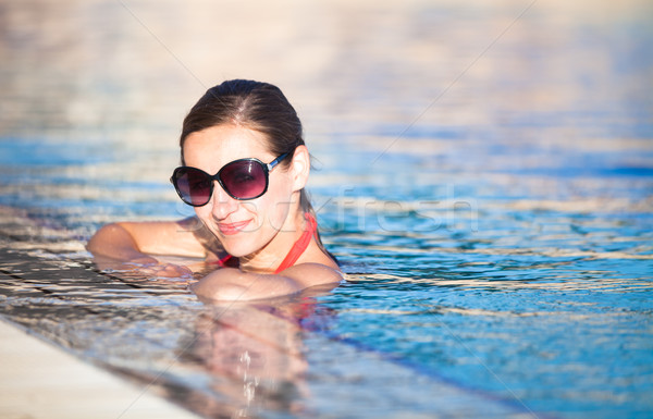 Portret jonge vrouw ontspannen zwembad ondiep Stockfoto © lightpoet