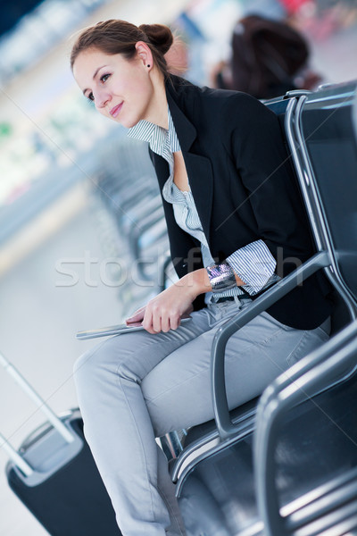 Stock fotó: Fiatal · női · repülőtér · táblagép · vár · repülés