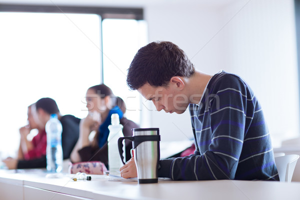 Stock foto: Jungen · gut · aussehend · männlich · Sitzung · Klassenzimmer