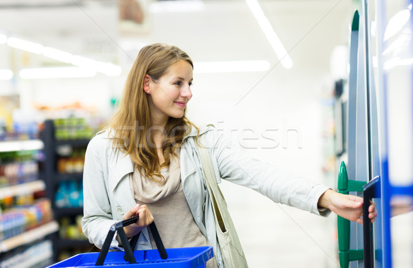 ストックフォト: 美しい · 若い女性 · ショッピング · 食料品 · 色 · 女性