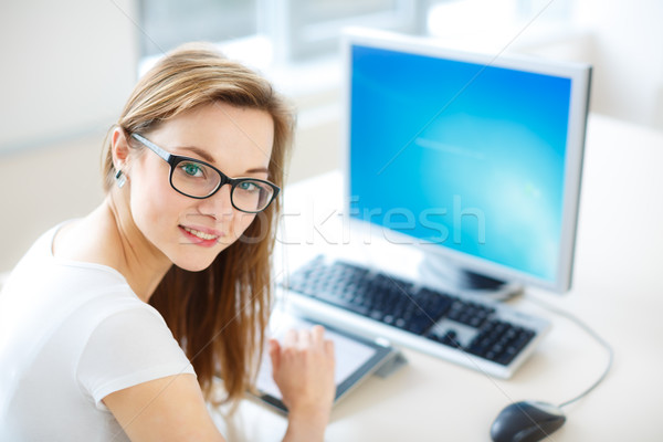 Foto stock: Sorridente · feminino · estudante · empresária