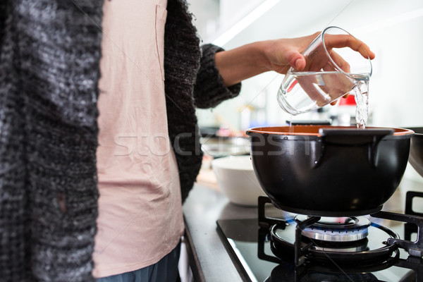 Stockfoto: Jonge · vrouw · koken · moderne · keuken · ondiep