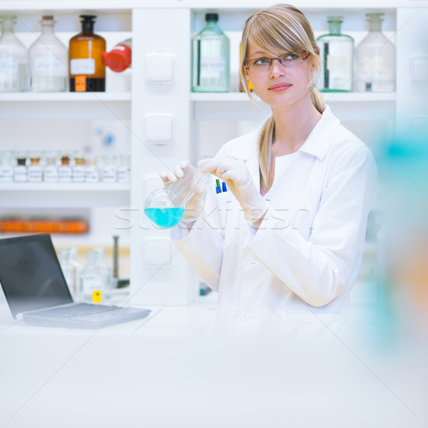 Femeie cercetator afara cercetare chimie Imagine de stoc © lightpoet