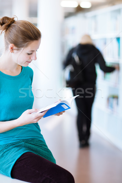 Femeie bibliotecă superficial dincolo de culoare Imagine de stoc © lightpoet