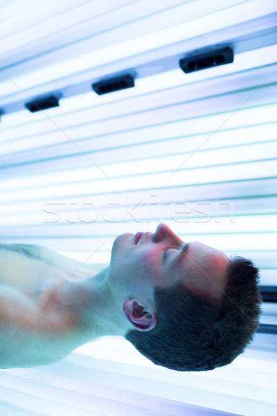 Przystojny młody człowiek relaks solarium nowoczesne Zdjęcia stock © lightpoet
