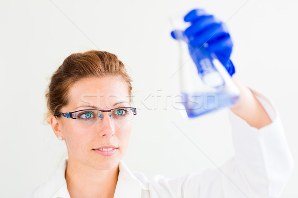 Portret femeie cercetator chimie laborator Imagine de stoc © lightpoet