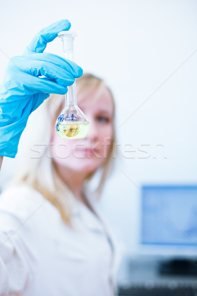Weiblichen Studenten tragen heraus Labor Stock foto © lightpoet