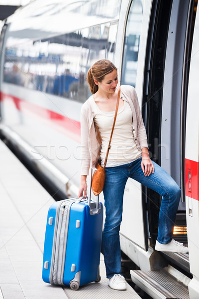 Bastante mulher jovem embarque trem cor imagem Foto stock © lightpoet
