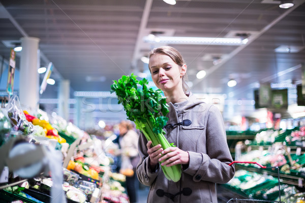 Bastante mulher jovem compras frutas legumes belo Foto stock © lightpoet