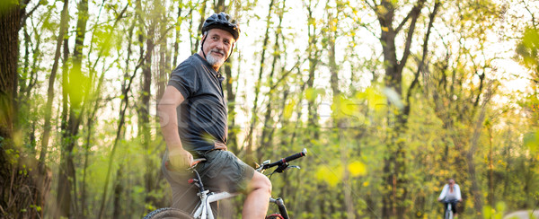 Foto stock: Senior · homem · mountain · bike · ao · ar · livre · sorrir · natureza