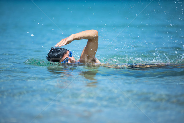 Joven natación frente arrastrarse mar Foto stock © lightpoet