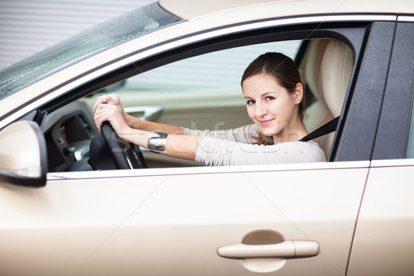 商業照片: 漂亮 · 年輕女子 · 駕駛 · 新車 · 汽車 · 窗口