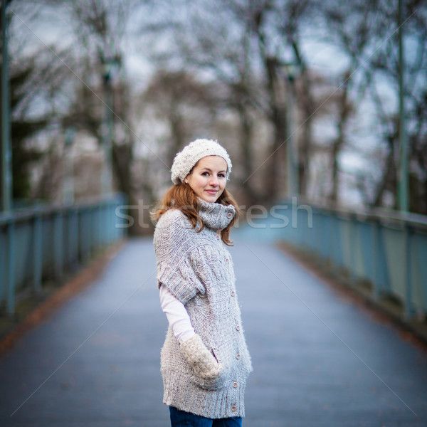 Genç kadın sıcak yün hırka portre poz Stok fotoğraf © lightpoet