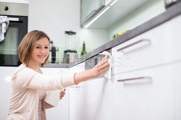 Jeune femme ménage nettoyage cuisine femme fille [[stock_photo]] © lightpoet