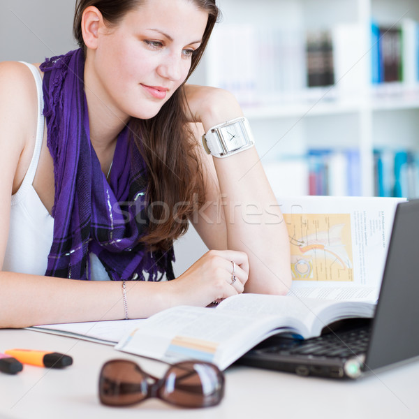 Stockfoto: Mooie · vrouwelijke · studeren · universiteit · bibliotheek