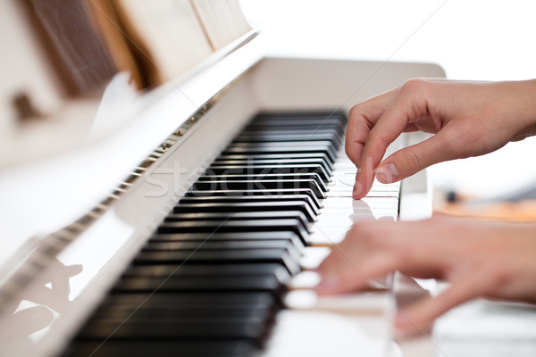 Spelen piano ondiep kleur hand Stockfoto © lightpoet