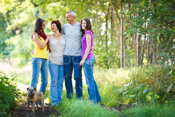 Foto stock: Retrato · de · família · família · quatro · bonitinho · cão · ao · ar · livre