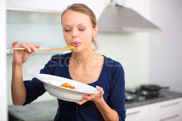Dość młoda kobieta gotowania diner nowoczesne kuchnia Zdjęcia stock © lightpoet