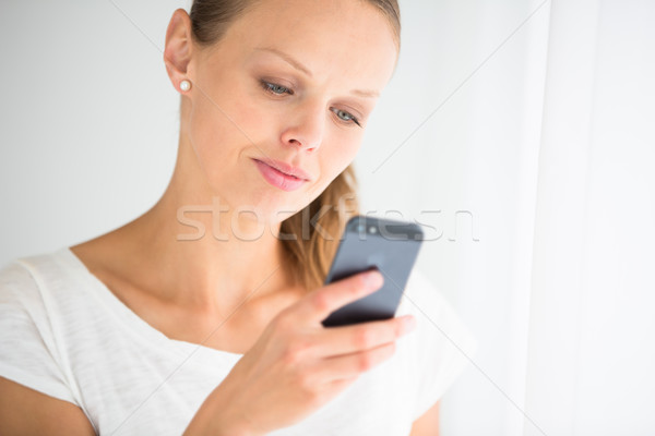 Stockfoto: Mooie · jonge · vrouw · roepen · oproep · telefoon · peinzend