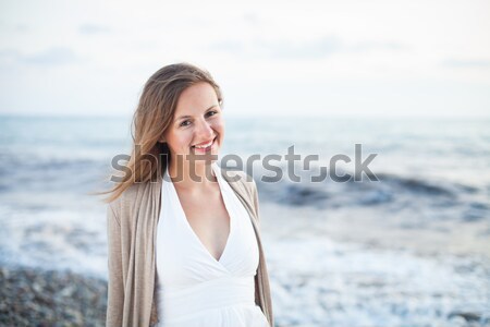 Jonge vrouw strand genieten warm zomer avond Stockfoto © lightpoet