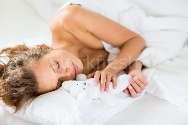 ストックフォト: 美しい · 若い女性 · 寝 · ベッド · お気に入り · ペット