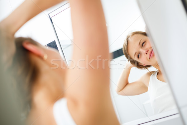 Ochtend mooie jonge vrouw spiegel badkamer Stockfoto © lightpoet
