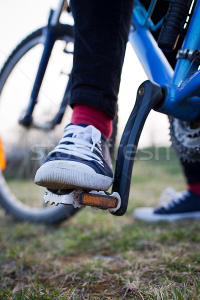 Bastante jovem feminino mountain bike raso Foto stock © lightpoet
