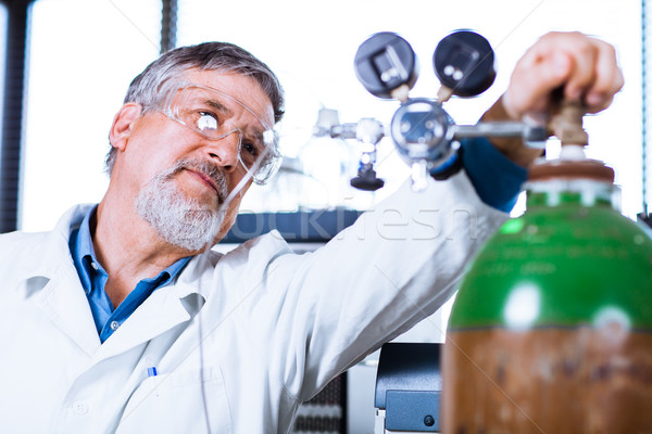 Senior mannelijke onderzoeker uit wetenschappelijk onderzoek Stockfoto © lightpoet