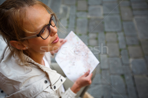 Kobiet turystycznych Pokaż obcy miasta płytki Zdjęcia stock © lightpoet