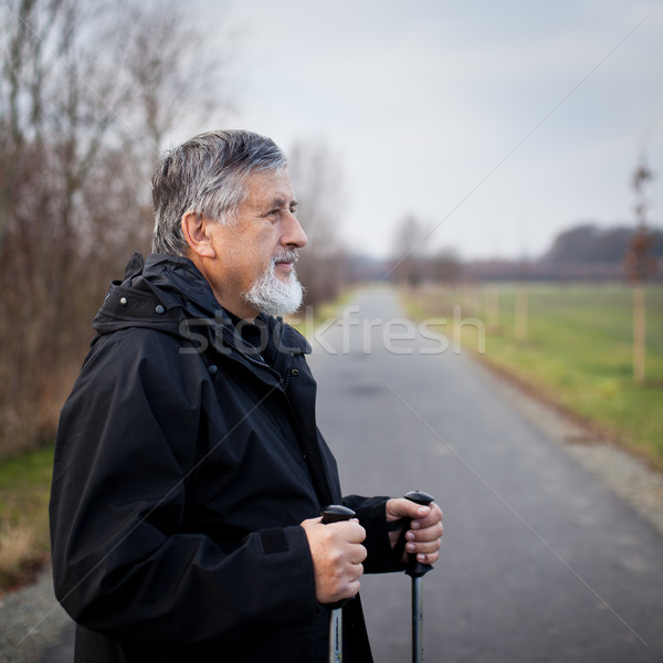 Idős férfi északi sétál élvezi kint Stock fotó © lightpoet