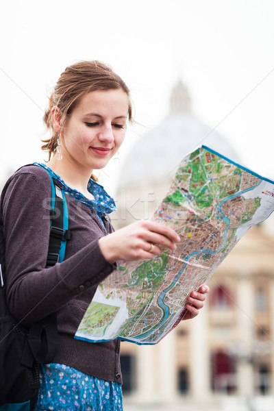 Stock foto: Ziemlich · jungen · weiblichen · touristischen · Studium · Karte