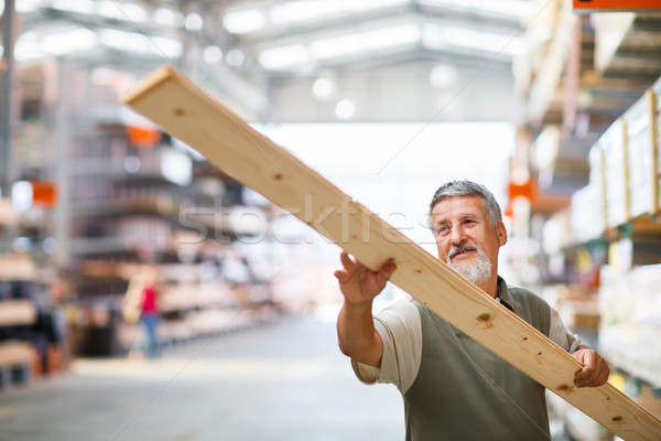 Stock foto: Senior · Mann · kaufen · Bau · Holz