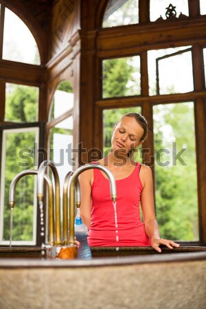 Mulher jovem plástico garrafa saudável água mineral estância termal Foto stock © lightpoet