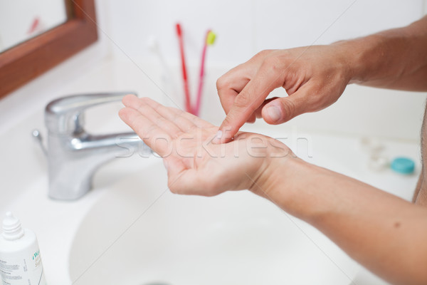 Reinigung Kontaktlinsen Farbe Hände medizinischen Stock foto © lightpoet