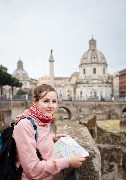 Csinos fiatal női turista tanul térkép Stock fotó © lightpoet
