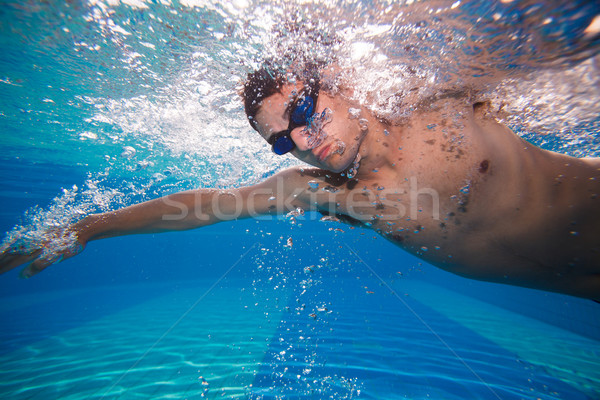Moço natação rastejar piscina subaquático Foto stock © lightpoet
