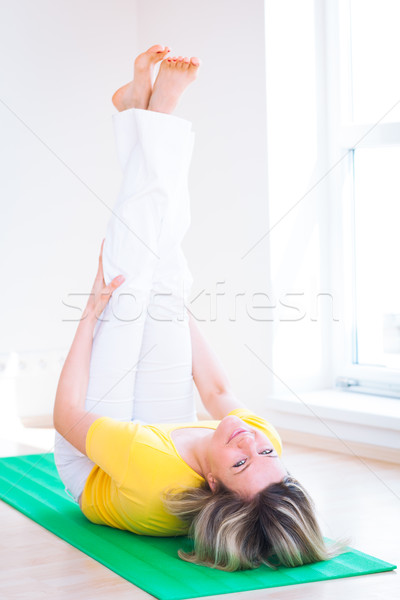 Mooie jonge vrouw yoga oefening home vrouw Stockfoto © lightpoet