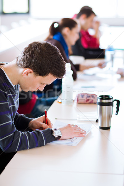 Stock foto: Jungen · gut · aussehend · männlich · Sitzung · Klassenzimmer