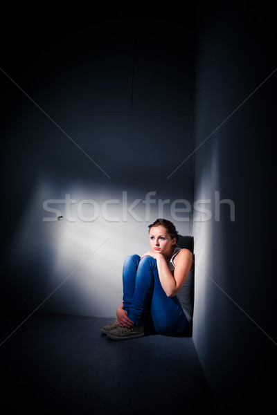 年輕女子 蕭條 焦慮 照明 使用 商業照片 © lightpoet