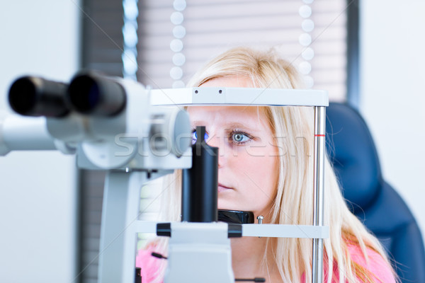 Tineri femeie pacient ochi destul de Imagine de stoc © lightpoet