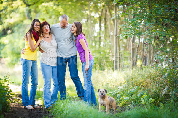 Foto stock: Retrato · de · família · família · quatro · bonitinho · cão · ao · ar · livre