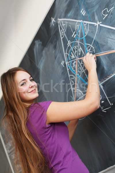 Foto stock: Bastante · jovem · escrita · quadro-negro · matemática