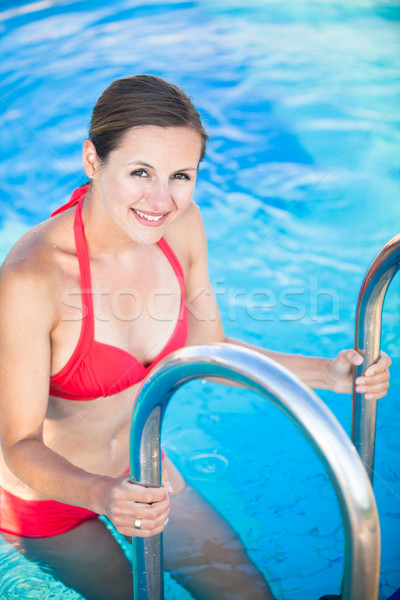 肖像 年輕女子 放寬 游泳池 淺 商業照片 © lightpoet