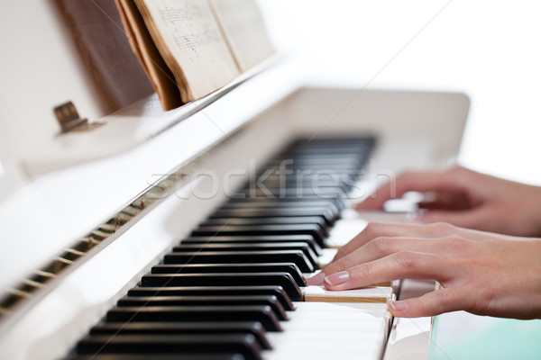 Spelen piano ondiep kleur hand Stockfoto © lightpoet