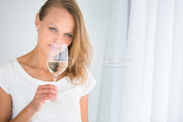 Mulher jovem vidro vinho beber sorvo Foto stock © lightpoet