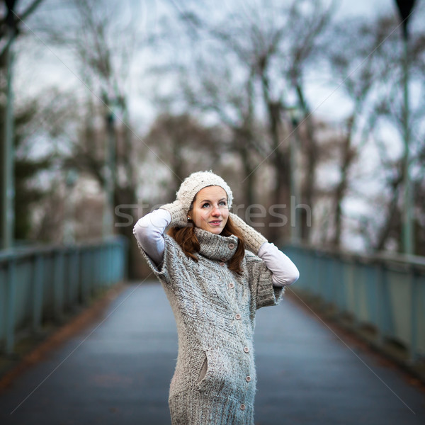 Portrait jeune femme chaud cardigan laine posant [[stock_photo]] © lightpoet