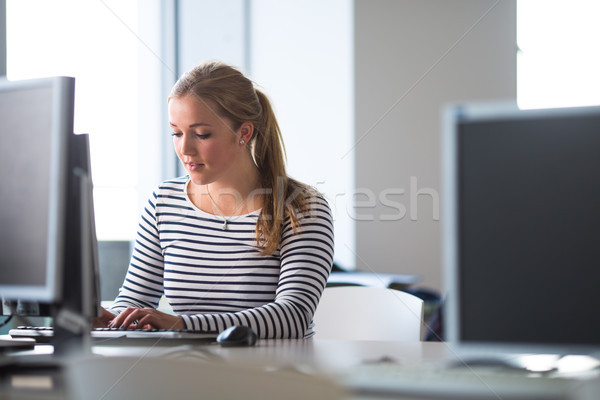 Dość kobiet student patrząc ekranu Zdjęcia stock © lightpoet